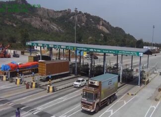 निजी वाहन चालकों के लिए बड़ी सुविधा 15 अगस्त से ₹3,000 में मिलेगा FASTag वार्षिक पास toll road fastag news